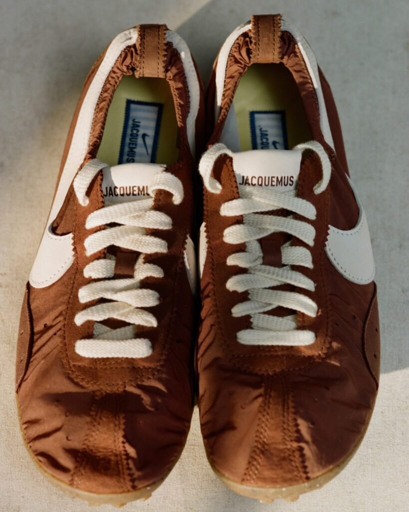 El renacimiento de un mito de 1972: Nike y Jacquemus lanzan tres nuevas versiones Vista cenital de las nuevas Nike Moon Shoe