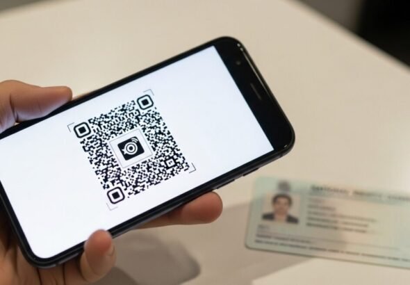 Persona utilizando la aplicación MiDNI para mostrar su DNI digital mediante un código QR.