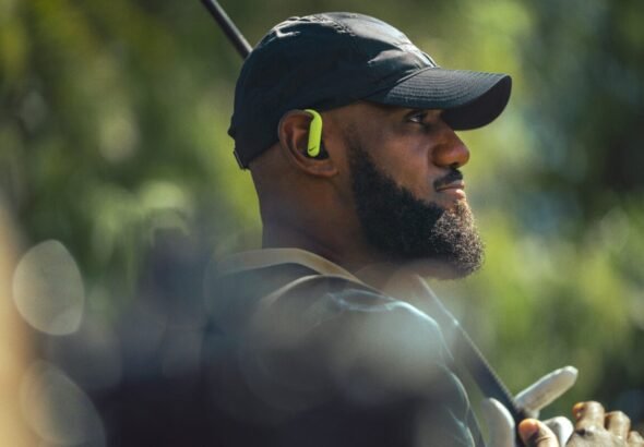 Lebron James con los nuevos auriculares powerbeats pro 2
