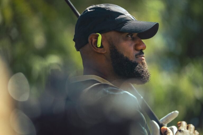 Beats y Nike: los nuevos Powerbeats Pro 2 con sensor de frecuencia cardiaca Lebron James con los nuevos auriculares powerbeats pro 2