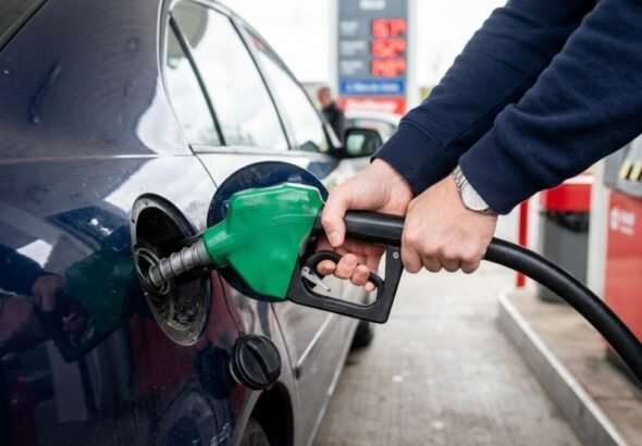 Estación de servicio que refleja la bajada de impuestos del plan integral para carburantes.