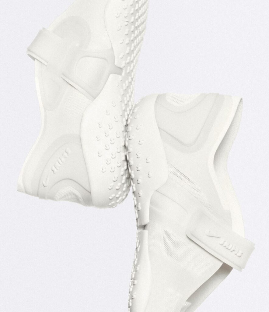 ¿Ropa técnica o moda de lujo? El nuevo material de NikeSKIMS transformará tu figura en el gym Imagen de las NikeSkims Rift Mesh en color Light Bone