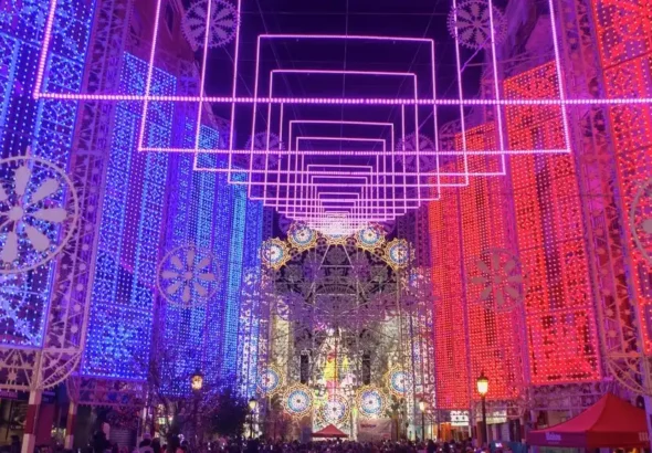 Imagen de una calle de Fallas en Valencia iluminada con las subvenciones a las fallas