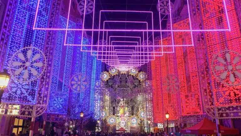Imagen de una calle de Fallas en Valencia iluminada con las subvenciones a las fallas