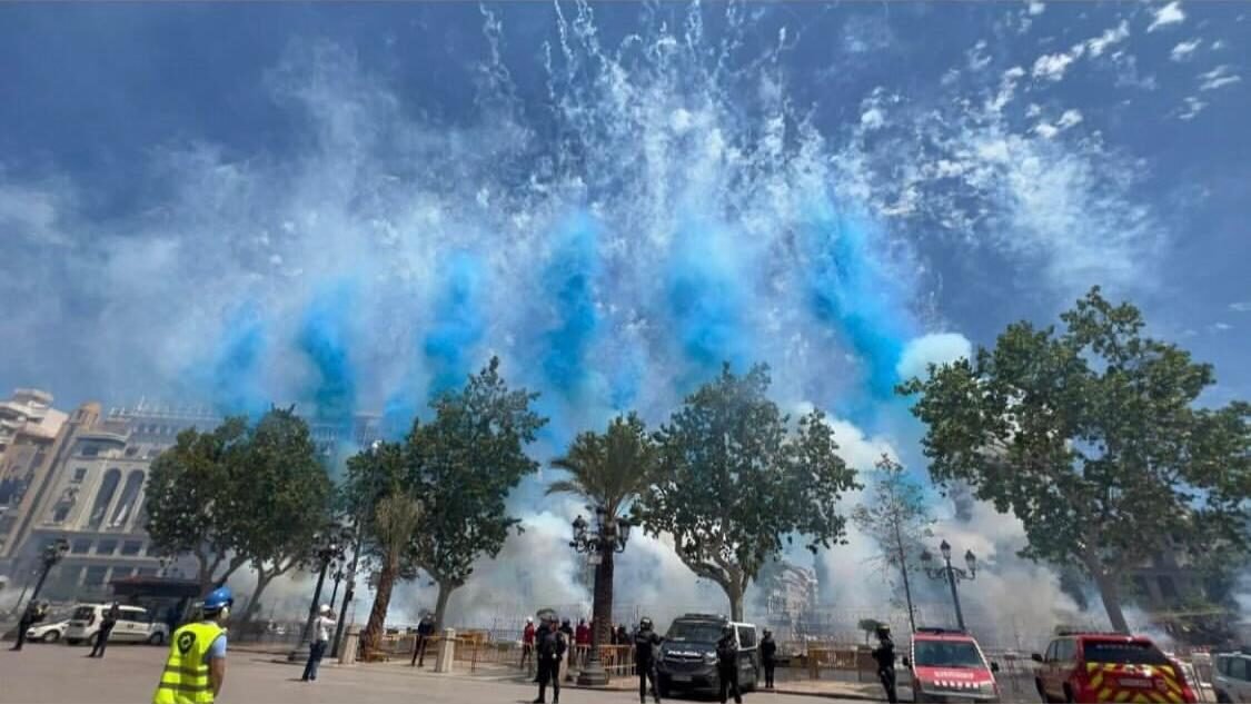Imagen de una mascletà de la Mare de Déu en Valencia.