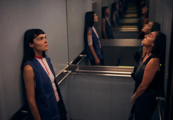 Imagen que muestra a Ana Rujas y Candela Pela en una de las escenas de La Desconocida estreno en Netflix