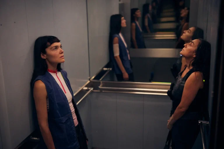 Imagen que muestra a Ana Rujas y Candela Pela en una de las escenas de La Desconocida estreno en Netflix