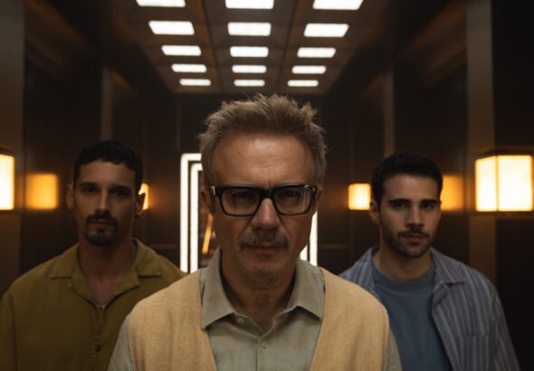 Joel Sánchez como Bruce, Tristán Ullosa como Damián y Julio Peña como Roi. Imagen de una de las escenas del episodio 6 de Berlín de Netflix