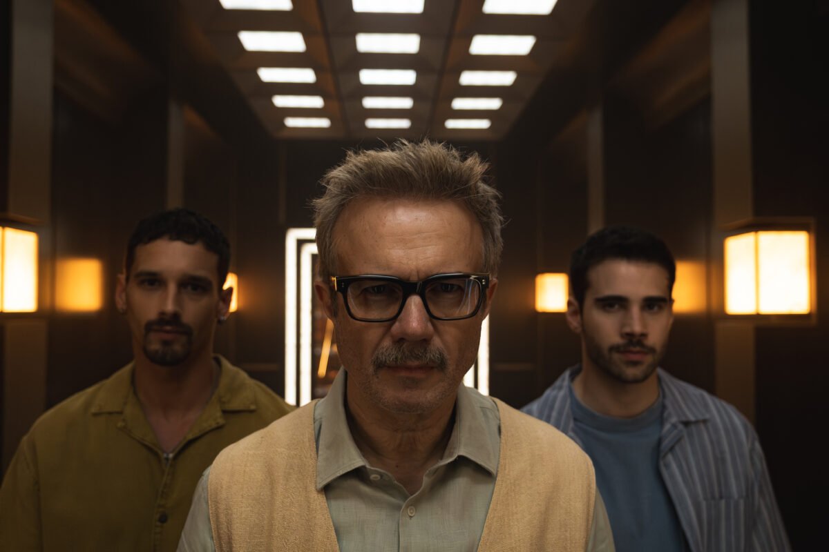 Joel Sánchez como Bruce, Tristán Ullosa como Damián y Julio Peña como Roi. Imagen de una de las escenas del episodio 6 de Berlín de Netflix