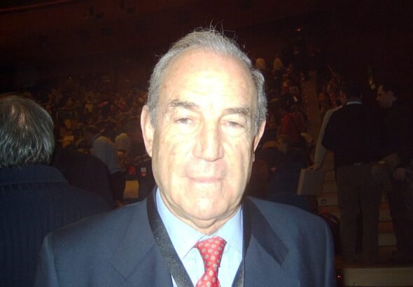 Retrato de Carlos Garaikoetxea, primer lehendakari de la democracia, durante un acto institucional, vistiendo traje y corbata sobre un fondo neutro.