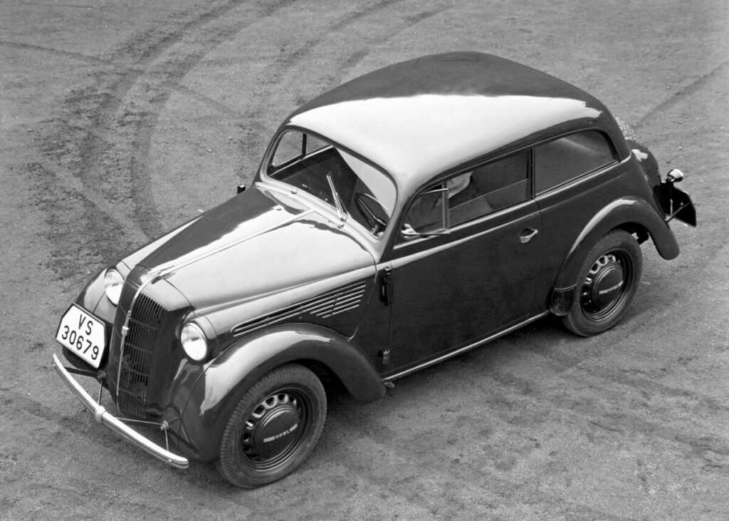 El coche que puso a rodar a un país: La legendaria saga del Opel Kadett Imagen cenital en blanco y negro del Opel Kadett 1936-1938