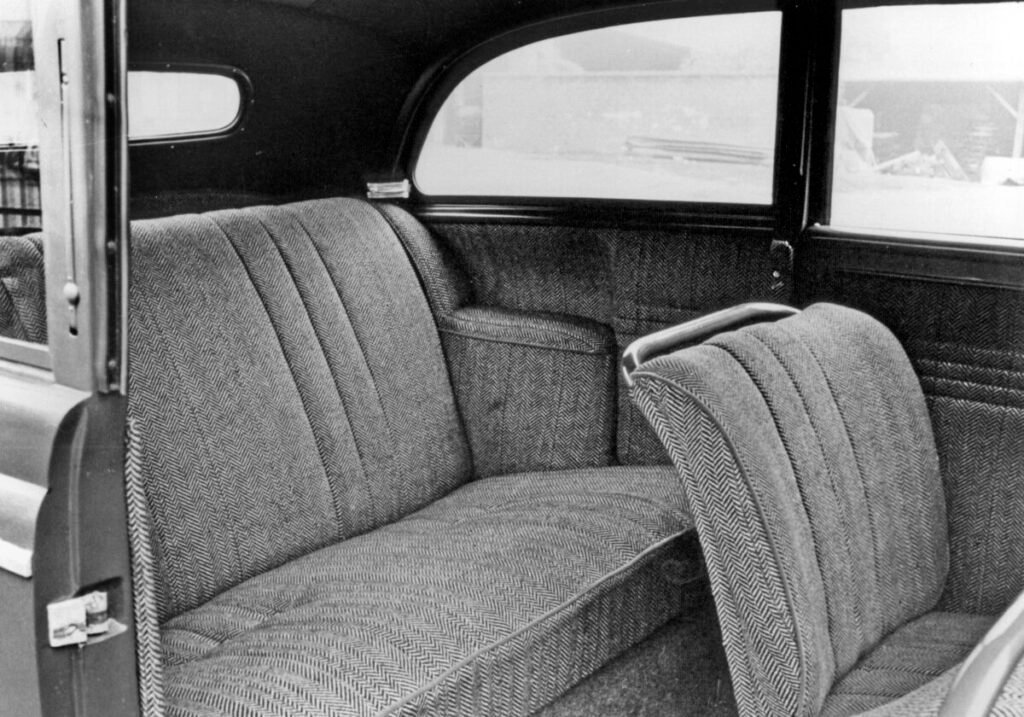 El coche que puso a rodar a un país: La legendaria saga del Opel Kadett Imagen del interior del Opel Kadett 1936-1938 de los asientos delanteros y traseros