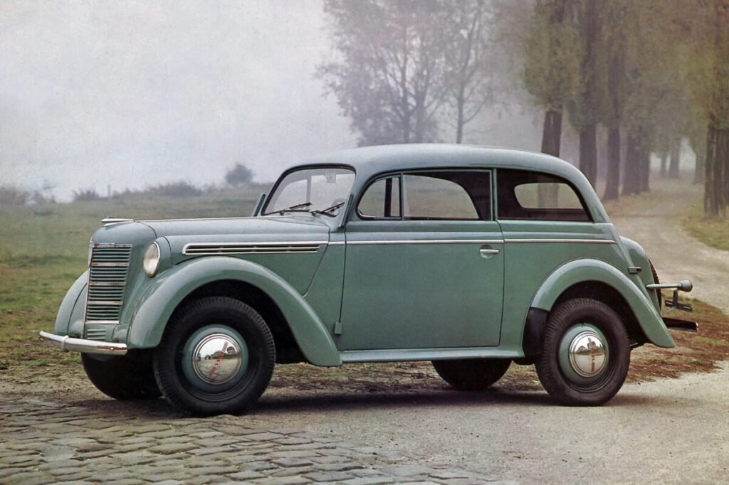 El coche que puso a rodar a un país: La legendaria saga del Opel Kadett Imagen exterior con vista lateral y parte del frontal del Opel Kadett 1936-1938