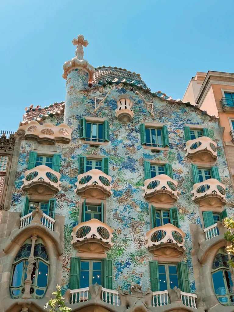 El gran misterio de Gaudí: los secretos ocultos de sus obras maestras Imagen que muestra los detalles de una fachada de Antoni Gaudí con azulejos y detalles de los balcones de la Casa Batlló.