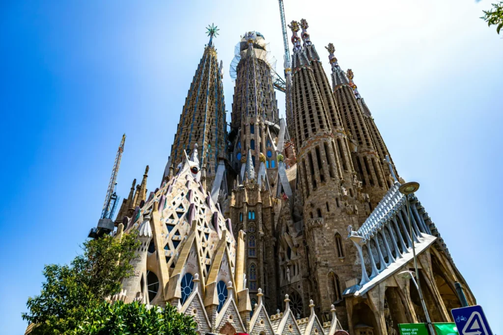 El gran misterio de Gaudí: los secretos ocultos de sus obras maestras Imagen que muestra detalles ampliados de la Sagrada Familia en Barcelona un día soleado.