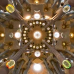 Imagen que muestra detalles de la arquitectura y colores de Antoni Gaudí en uno de los edificios.