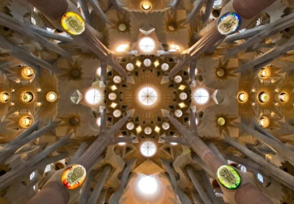 Imagen que muestra detalles de la arquitectura y colores de Antoni Gaudí en uno de los edificios.
