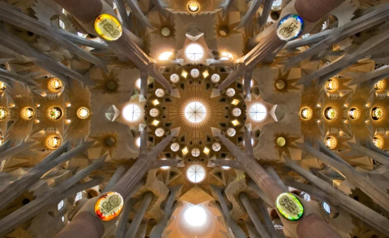 Imagen que muestra detalles de la arquitectura y colores de Antoni Gaudí en uno de los edificios.