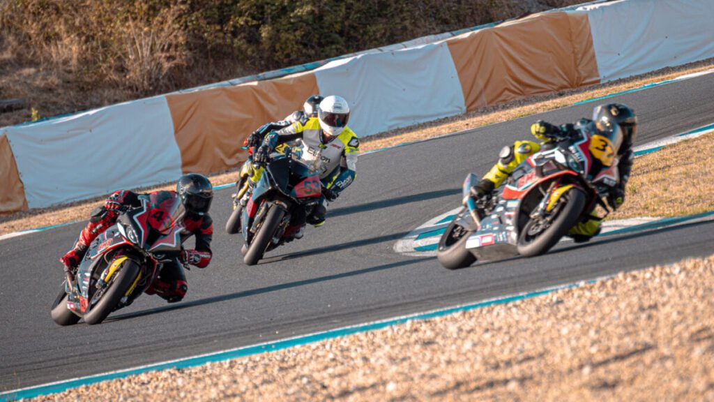 ¿Ganas de quemar rueda? La BMW Motorrad RR Iberia Cup 2026 ya ruge Imagen de una de las carreras del BMW Motorrad RR Iberia Cup