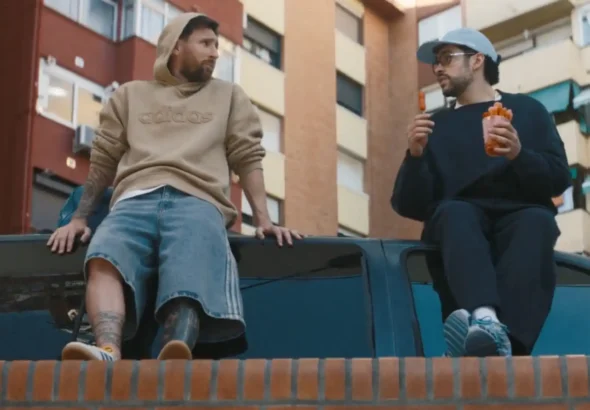 Messi junto a Bad Bunny en una escena del corto viral de adidas Backyard Legends.