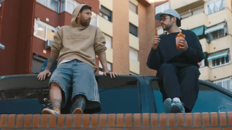 Messi junto a Bad Bunny en una escena del corto viral de adidas Backyard Legends.