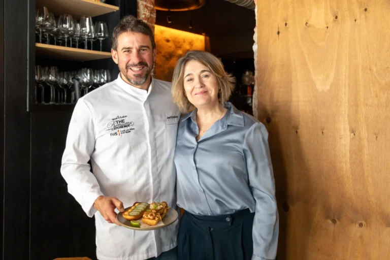 Imagen que muestra a Javier Estévez junto a la delegada de cultura, turismo y deporte de madrid, Marta Rivera en la presentación del bocadillo entresijos.