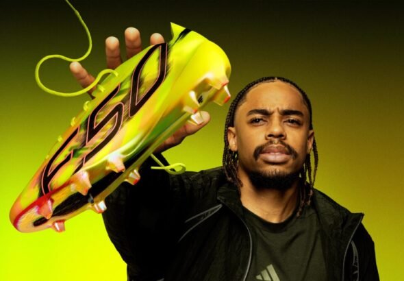Bradley Barcola en una imagen con las nuevas zapatillas de adidas F50 Hyperfast Evo para fútbol