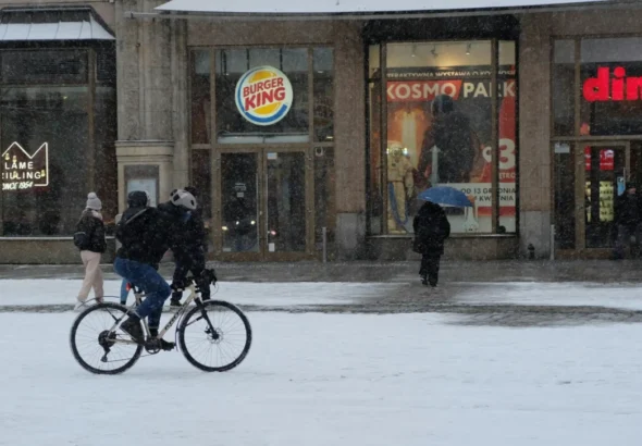 Imagen que muestra la fachada de un Burger King con la calle nevada