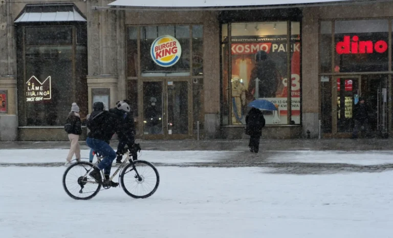 Imagen que muestra la fachada de un Burger King con la calle nevada