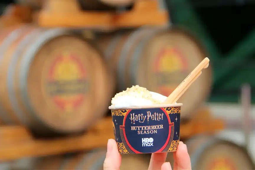 ¿A qué sabe la Cerveza de Mantequilla? El tour de Harry Potter recorre España Imagen del helado de Butterbeer Season que recorre tres ciudades de España