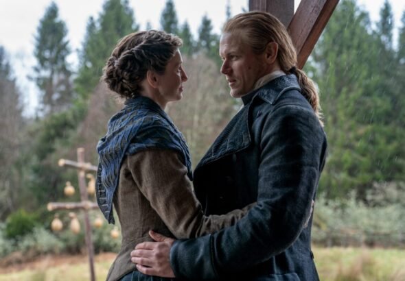 Imagen que muestra a Caitriona-Balfe-y-Sam-Heughan en la última temporada de Outlander.