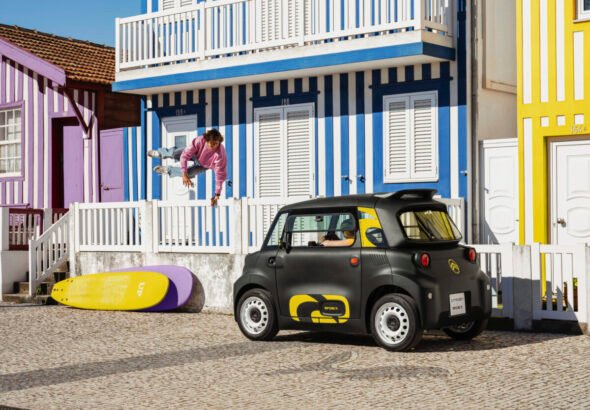 Imagen del nuevo Citroën Ami Rip Curl edición limitada visto el exterior aparcado