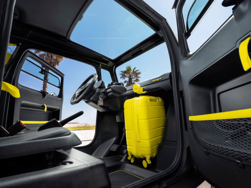 Citroën Ami Rip Curl: edición limitada con nuevo cuadro digital y estética de surf Imagen del interior del Citroën Ami Rip Curl edición limitada de 2026. Vista del salpicadero y asientos delanteros interior