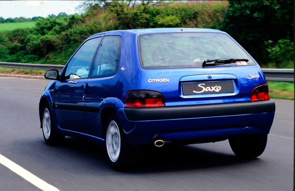 Citroën Saxo VTS: 30 años del "kart de carretera" que definió una época Imagen de la parte trasera del Citroën Saxo VTS