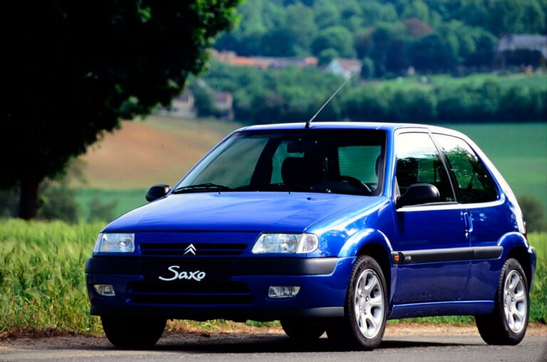 Citroën Saxo VTS: 30 años del "kart de carretera" que definió una época Imagen que muestra el Citroën Saxo exterior de color azul