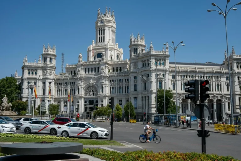 Imagen que muestra la plaza de Cibeles afectada por los cortes de tráfico en Madrid