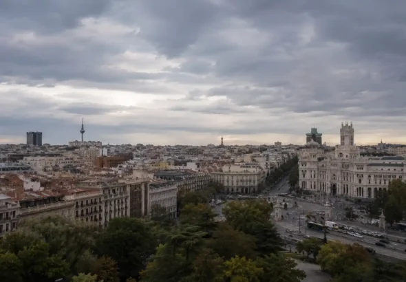 Recreación digital de una ciudad española con el cielo nublado por la Dana que llegará este viernes