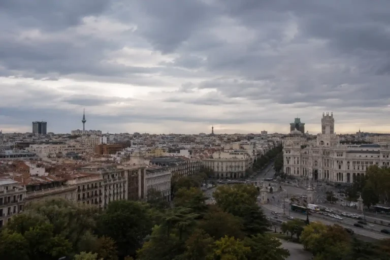Recreación digital de una ciudad española con el cielo nublado por la Dana que llegará este viernes
