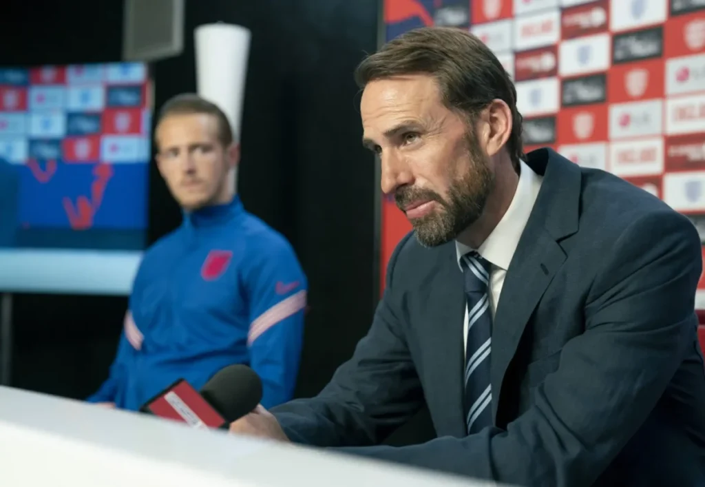 Fiebre británica en Movistar Plus: los tres estrenos clave para este junio Imagen que muestra a Joseph Fiennes en una de las escenar de la serie Dear England estreno en Movistar Plus