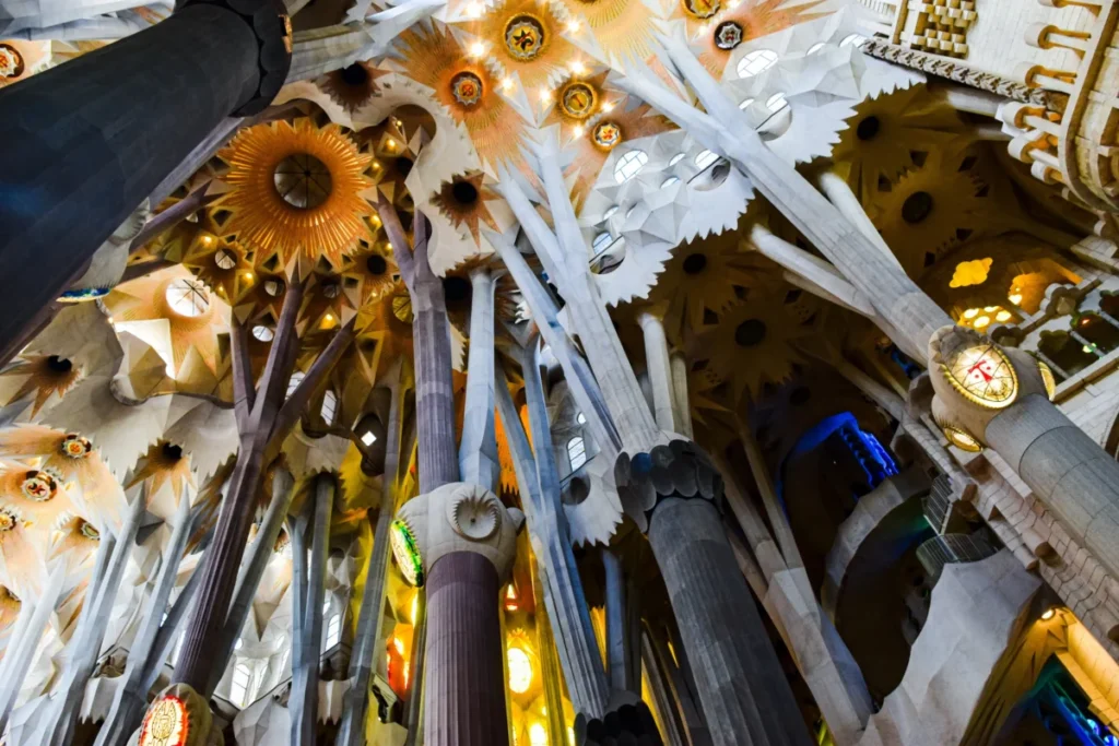 El gran misterio de Gaudí: los secretos ocultos de sus obras maestras Imagen que muestra los detalles de la arquitectura de Antoni Gaudí.