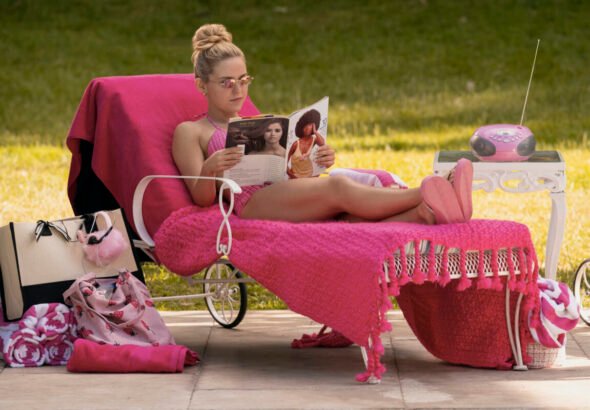 Elle Woods (Lexi Minetree), con una expresión radiante y un atuendo rosa vibrante en la serie ELLE.