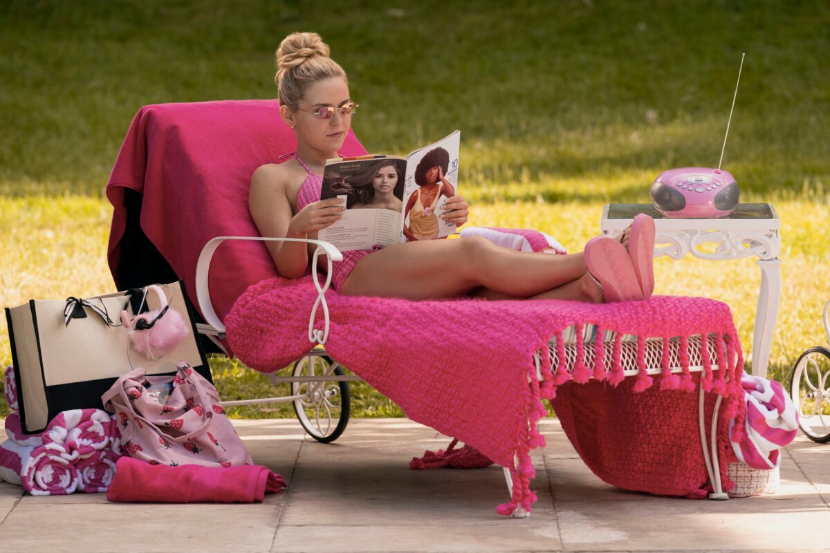 Elle Woods (Lexi Minetree), con una expresión radiante y un atuendo rosa vibrante en la serie ELLE.
