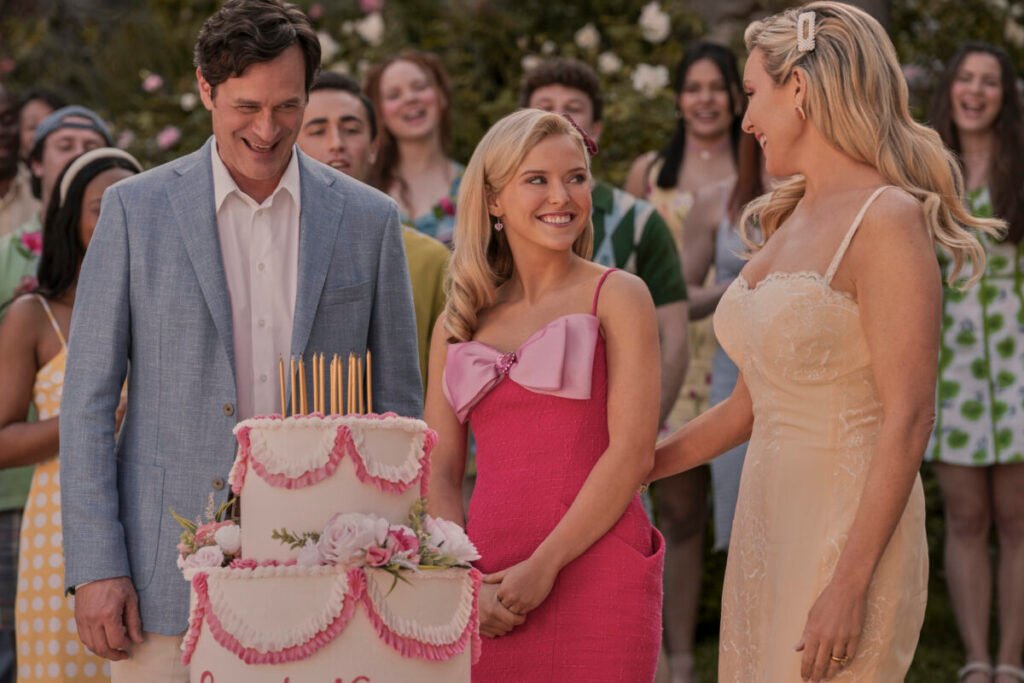 Prime Video desvela el regreso de Elle Woods con la precuela de Elle Tom Everett Scott, Lexi Minetree y June Diane Raphael posan juntos en el set de ELLE, la precuela de Una rubia muy legal.