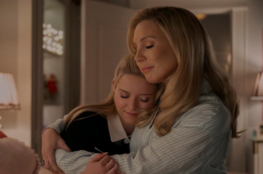 Prime Video desvela el regreso de Elle Woods con la precuela de Elle Lexi Minetree y June Diane Raphael se abrazan en ELLE, la precuela de Una rubia muy legal.