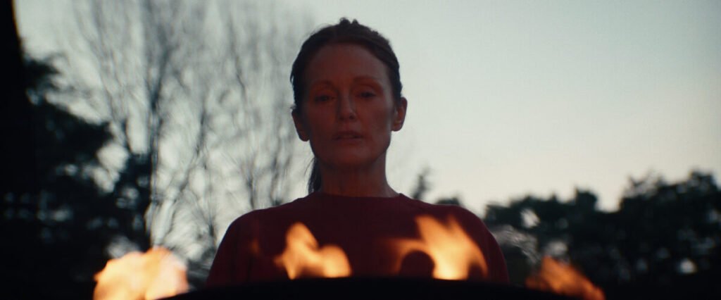 Echo Valley: el asfixiante thriller psicológico de Julianne Moore y Sydney Sweeney Imagen que muestra a Julianne Moore , en una de las escenas de Echo Valley , la película que se estrenará en Apple TV
