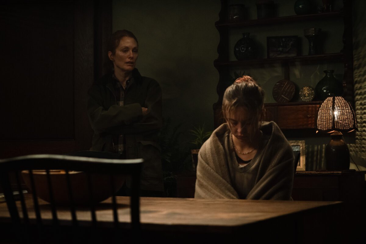 Echo Valley: el asfixiante thriller psicológico de Julianne Moore y Sydney Sweeney Imagen que muestra a Julianne Moore y Sydney Sweeney en una de las escenas de Echo Valley, que se estrena en Apple TV