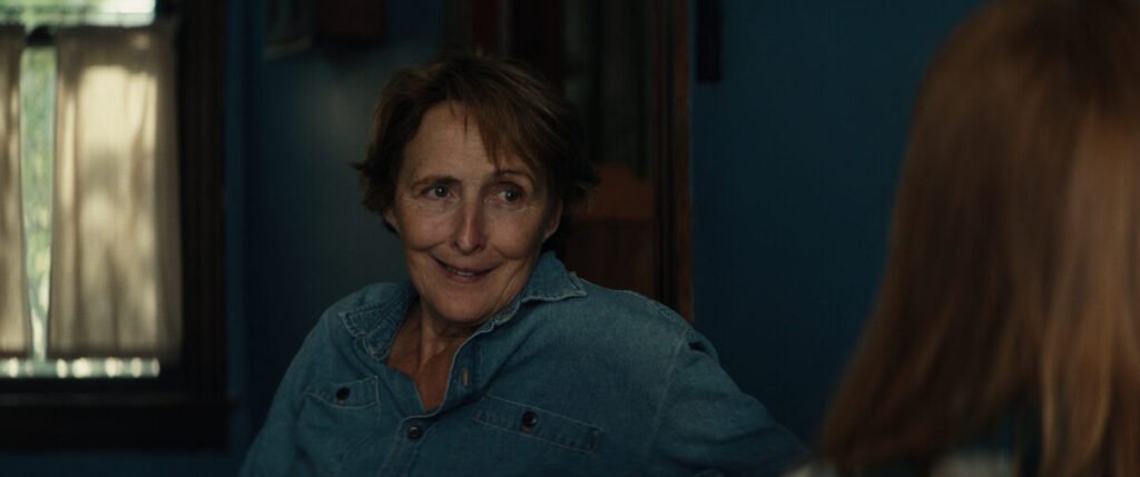 Echo Valley: el asfixiante thriller psicológico de Julianne Moore y Sydney Sweeney Imagen que muestra a Fiona Shaw en una de las escenas de Echo Valley que se estrena en Apple TV