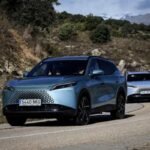 El SUV que está agotando unidades en 2026 Imagen exterior en una carretera del nuevo OMODA 7 SHS de 2026