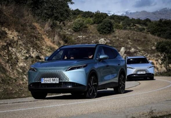 Imagen exterior en una carretera del nuevo OMODA 7 SHS de 2026