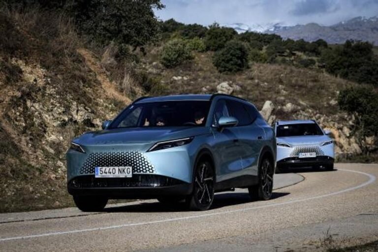 Imagen exterior en una carretera del nuevo OMODA 7 SHS de 2026